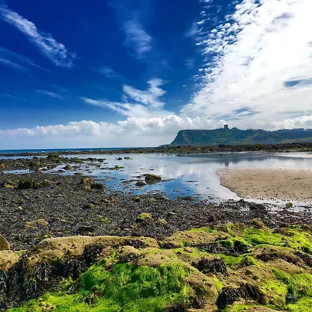 Entire Family By The Sea Скарборо