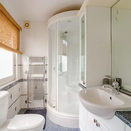 Entire Family By The Sea * Скарборо