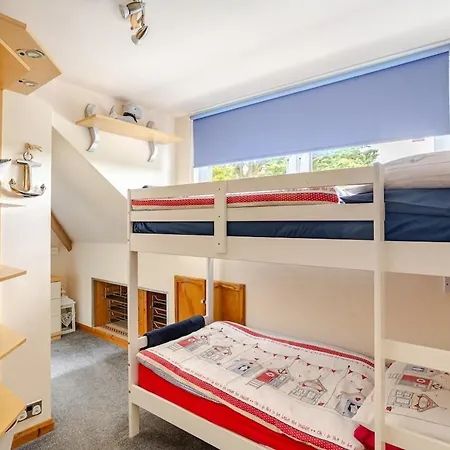 Entire Family By The Sea Скарборо