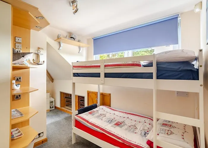 Entire Family By The Sea Скарборо